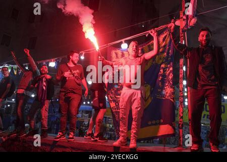 Naples, Italie. 30 octobre 2024. Aujourd'hui, pour les Napolitains, c'est l'anniversaire de Diego Armando Maradona à Naples. Les fans rendent hommage à Diego Armando Maradona en allumant des bombes fumigènes et en chantant des chants sous la murale dans les quartiers espagnols, si diego était encore en vie aujourd'hui, il aurait célébré son 64e anniversaire. Crédit : Live Media Publishing Group/Alamy Live News Banque D'Images