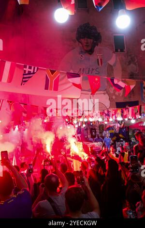 Naples, Italie. 30 octobre 2024. Aujourd'hui, pour les Napolitains, c'est l'anniversaire de Diego Armando Maradona à Naples. Les fans rendent hommage à Diego Armando Maradona en allumant des bombes fumigènes et en chantant des chants sous la murale dans les quartiers espagnols, si diego était encore en vie aujourd'hui, il aurait célébré son 64e anniversaire. Crédit : Live Media Publishing Group/Alamy Live News Banque D'Images