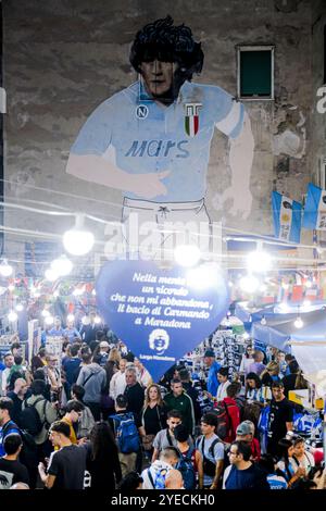 Naples, Italie. 30 octobre 2024. Aujourd'hui, pour les Napolitains, c'est l'anniversaire de Diego Armando Maradona à Naples. Les fans rendent hommage à Diego Armando Maradona en allumant des bombes fumigènes et en chantant des chants sous la murale dans les quartiers espagnols, si diego était encore en vie aujourd'hui, il aurait célébré son 64e anniversaire. Crédit : Live Media Publishing Group/Alamy Live News Banque D'Images