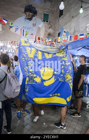 Naples, Italie. 30 octobre 2024. Aujourd'hui, pour les Napolitains, c'est l'anniversaire de Diego Armando Maradona à Naples. Les fans rendent hommage à Diego Armando Maradona en allumant des bombes fumigènes et en chantant des chants sous la murale dans les quartiers espagnols, si diego était encore en vie aujourd'hui, il aurait célébré son 64e anniversaire. Crédit : Live Media Publishing Group/Alamy Live News Banque D'Images