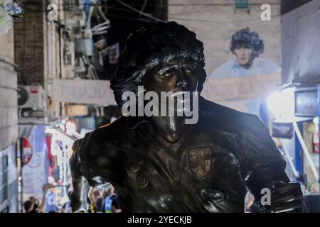 Naples, Italie. 30 octobre 2024. Aujourd'hui, pour les Napolitains, c'est l'anniversaire de Diego Armando Maradona à Naples. Les fans rendent hommage à Diego Armando Maradona en allumant des bombes fumigènes et en chantant des chants sous la murale dans les quartiers espagnols, si diego était encore en vie aujourd'hui, il aurait célébré son 64e anniversaire. Crédit : Live Media Publishing Group/Alamy Live News Banque D'Images