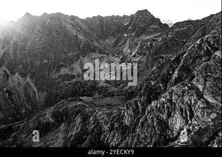 Paysage noir et blanc des montagnes Tatra. La crête de montagne Orla PERC vue depuis le mont Koscielec. Banque D'Images