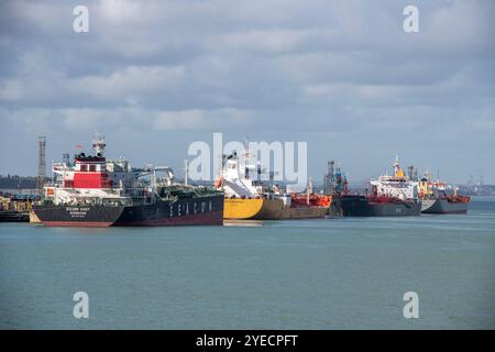 Navires pétroliers et gaziers à côté au terminal maritime de la raffinerie de pétrole Exxon Mobil Fawley, Southampton, Hampshire, Royaume-Uni Banque D'Images