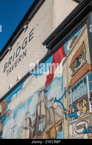 Peinture murale murale sur le côté d'une maison publique anglaise traditionnelle, la taverne Bridge, le quai cambré, Old Portsmouth, Hampshire, ROYAUME-UNI Banque D'Images