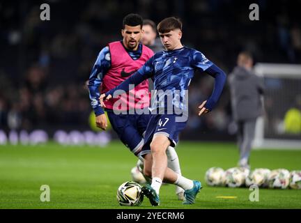 Mikey Moore de Tottenham Hotspur (à droite) et Dominic Solanke s'échauffent avant le match de quatrième tour de la Coupe Carabao au Tottenham Hotspur Stadium, à Londres. Date de la photo : mercredi 30 octobre 2024. Banque D'Images