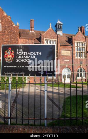 Panneau et bâtiment de l'école de grammaire de Portsmouth dans le centre-ville de Portsmouth, Portsmouth, Hampshire, Royaume-Uni Banque D'Images