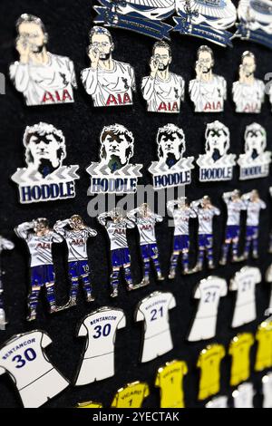 Londres, Royaume-Uni. 30 octobre 2024. Vue générale des badges Tottenham à l'extérieur du terrain avant le match de la Carabao Cup au Tottenham Hotspur Stadium, Londres. Le crédit photo devrait se lire : Kieran Cleeves/Sportimage crédit : Sportimage Ltd/Alamy Live News Banque D'Images