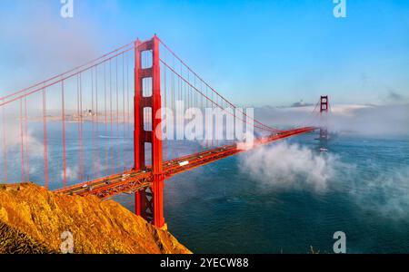 Golden Gate Bridge entouré de brouillard mystique surplombant la baie de San Francisco - Californie, États-Unis Banque D'Images