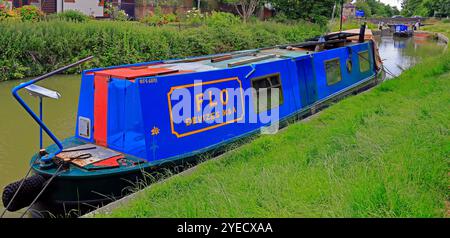 Bateaux étroits sur le canal Kennet et Avon à Devizes, Wiltshire, Angleterre. Prise en octobre 2024 Banque D'Images