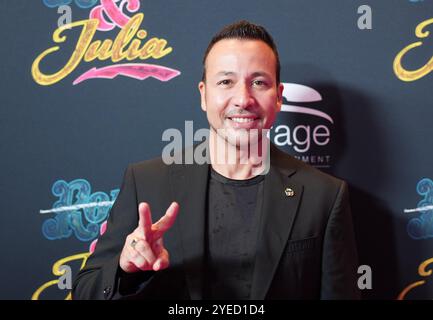 Hambourg, Allemagne. 30 octobre 2024. Howie Dorough, chanteur américain et membre du boys band Backstreet Boys, marche sur le tapis rouge pour la première allemande de la comédie musicale « & Juliet » de Broadway au Stage Operettenhaus. Le jukebox musical raconte une nouvelle interprétation de la célèbre histoire d'amour de Shakespeare, Roméo et Juliette, dans laquelle Juliette ne meurt pas à la fin et commence une nouvelle vie. Crédit : Marcus Brandt/dpa/Alamy Live News Banque D'Images