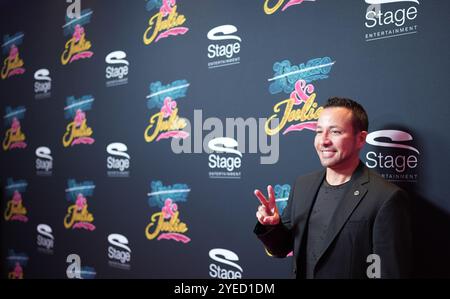 Hambourg, Allemagne. 30 octobre 2024. Howie Dorough, chanteur américain et membre du boys band Backstreet Boys, marche sur le tapis rouge pour la première allemande de la comédie musicale « & Juliet » de Broadway au Stage Operettenhaus. Le jukebox musical raconte une nouvelle interprétation de la célèbre histoire d'amour de Shakespeare, Roméo et Juliette, dans laquelle Juliette ne meurt pas à la fin et commence une nouvelle vie. Crédit : Marcus Brandt/dpa/Alamy Live News Banque D'Images