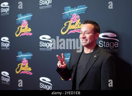 Hambourg, Allemagne. 30 octobre 2024. Howie Dorough, chanteur américain et membre du boys band Backstreet Boys, marche sur le tapis rouge pour la première allemande de la comédie musicale « & Juliet » de Broadway au Stage Operettenhaus. Le jukebox musical raconte une nouvelle interprétation de la célèbre histoire d'amour de Shakespeare, Roméo et Juliette, dans laquelle Juliette ne meurt pas à la fin et commence une nouvelle vie. Crédit : Marcus Brandt/dpa/Alamy Live News Banque D'Images