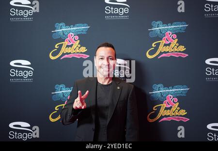 Hambourg, Allemagne. 30 octobre 2024. Howie Dorough, chanteur américain et membre du boys band Backstreet Boys, marche sur le tapis rouge pour la première allemande de la comédie musicale « & Juliet » de Broadway au Stage Operettenhaus. Le jukebox musical raconte une nouvelle interprétation de la célèbre histoire d'amour de Shakespeare, Roméo et Juliette, dans laquelle Juliette ne meurt pas à la fin et commence une nouvelle vie. Crédit : Marcus Brandt/dpa/Alamy Live News Banque D'Images