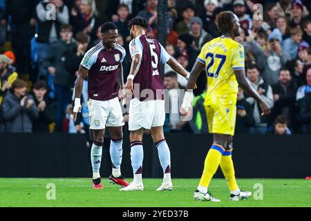 #9, Jhon Durán (à gauche) est félicité pour son but par #5, Tyrone Mings d'Aston Villa lors du match de la Carabao Cup Round of 16 entre Aston Villa et Crystal Palace à Villa Park, Birmingham le mercredi 30 octobre 2024. (Photo : Stuart Leggett | mi News) crédit : MI News & Sport /Alamy Live News Banque D'Images