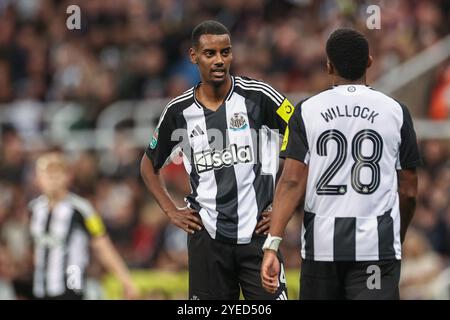 Newcastle, Royaume-Uni. 30 octobre 2024. Alexander Isak de Newcastle United parle à Joe Willock de Newcastle United lors de la Carabao Cup dernier 16 match Newcastle United vs Chelsea au James's Park, Newcastle, Royaume-Uni, 30 octobre 2024 (photo Mark Cosgrove/News images) à Newcastle, Royaume-Uni le 30/10/2024. (Photo de Mark Cosgrove/News images/SIPA USA) crédit : SIPA USA/Alamy Live News Banque D'Images