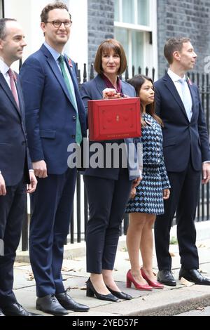 Londres, Royaume-Uni. 30 octobre 2024. La Chancelière de l'Échiquier Rachel Reeves (4e l), tenant la Red budget Box, pose avec les membres de son équipe du Trésor le secrétaire de l'Échiquier James Murray (2e l), le secrétaire en chef du Trésor Darren Jones (3e l) le secrétaire économique Tulip Siddiq (2e R) et le secrétaire financier Spencer Livermore (R) devant le 11 Downing Street avant de présenter son budget au Parlement à Londres, Royaume-Uni, le 30 octobre 2024. CAP/GED © GED/Capital Pictures crédit : Capital Pictures/Alamy Live News Banque D'Images