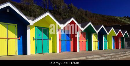 Cabanes de plage en bois peintes colorées sur le front de mer de Barry Island, au sud du pays de Galles. 2024 (emplacement Gavin et Stacey) Banque D'Images