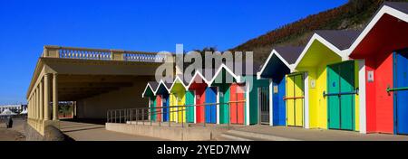 Cabanes de plage en bois peintes colorées sur le front de mer de Barry Island, au sud du pays de Galles. 2024 (emplacement Gavin et Stacey) Banque D'Images