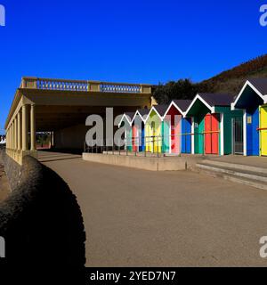 Cabanes de plage en bois peintes colorées sur le front de mer de Barry Island, au sud du pays de Galles. 2024 (emplacement Gavin et Stacey) Banque D'Images