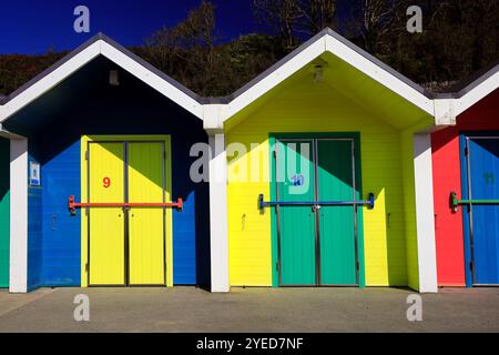 Cabanes de plage en bois peintes colorées sur le front de mer de Barry Island, au sud du pays de Galles. 2024 (emplacement Gavin et Stacey) Banque D'Images