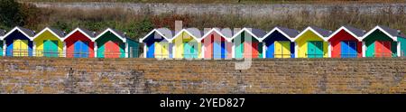 Cabanes de plage en bois peintes colorées sur le front de mer de Barry Island, au sud du pays de Galles. 2024 (emplacement Gavin et Stacey) Banque D'Images