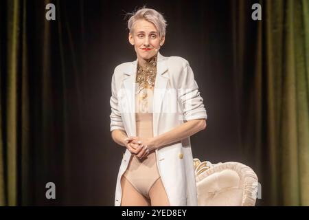 Auftritt der österreichischen Kabarettistin und Poetry-Slammerin Lisa Eckhart - eigentlich Lisa Lasselsberger, geb. 6. Septembre 1992 - im Rahmen des Comedy-Festivals Humorzone Dresden im Alten Schlachthof à Dresde. *** Performance de l'artiste de cabaret autrichienne et poète Lisa Eckhart, de son vrai nom Lisa Lasselsberger, née le 6 septembre 1992, dans le cadre du festival humorzone de Dresde à l'Alter Schlachthof de Dresde Banque D'Images