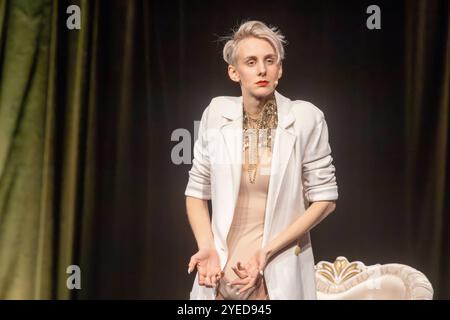 Auftritt der österreichischen Kabarettistin und Poetry-Slammerin Lisa Eckhart - eigentlich Lisa Lasselsberger, geb. 6. Septembre 1992 - im Rahmen des Comedy-Festivals Humorzone Dresden im Alten Schlachthof à Dresde. *** Performance de l'artiste de cabaret autrichienne et poète Lisa Eckhart, de son vrai nom Lisa Lasselsberger, née le 6 septembre 1992, dans le cadre du festival humorzone de Dresde à l'Alter Schlachthof de Dresde Banque D'Images