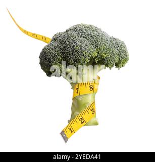 Mesurez le ruban autour du brocoli, concept d'alimentation saine isolé sur fond blanc Banque D'Images