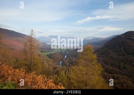 La vue au nord de Castle Crag à Borrowdale, le long de la rivière Derwent vers Derwent Water avec Skiddaw et Blencathra en arrière-plan Banque D'Images