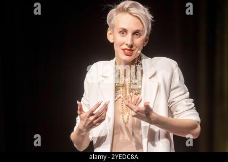 Auftritt der österreichischen Kabarettistin und Poetry-Slammerin Lisa Eckhart - eigentlich Lisa Lasselsberger, geb. 6. Septembre 1992 - im Rahmen des Comedy-Festivals Humorzone Dresden im Alten Schlachthof à Dresde. *** Performance de l'artiste de cabaret autrichienne et poète Lisa Eckhart, de son vrai nom Lisa Lasselsberger, née le 6 septembre 1992, dans le cadre du festival humorzone de Dresde à l'Alter Schlachthof de Dresde Banque D'Images