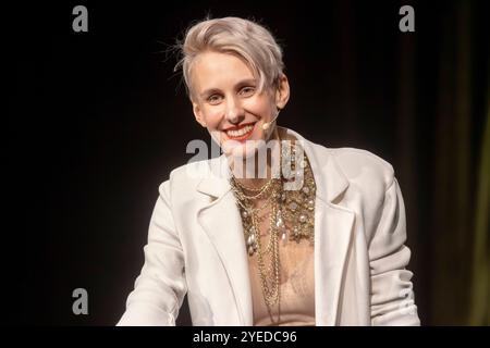 Auftritt der österreichischen Kabarettistin und Poetry-Slammerin Lisa Eckhart - eigentlich Lisa Lasselsberger, geb. 6. Septembre 1992 - im Rahmen des Comedy-Festivals Humorzone Dresden im Alten Schlachthof à Dresde. *** Performance de l'artiste de cabaret autrichienne et poète Lisa Eckhart, de son vrai nom Lisa Lasselsberger, née le 6 septembre 1992, dans le cadre du festival humorzone de Dresde à l'Alter Schlachthof de Dresde Banque D'Images