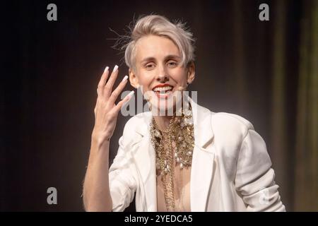 Auftritt der österreichischen Kabarettistin und Poetry-Slammerin Lisa Eckhart - eigentlich Lisa Lasselsberger, geb. 6. Septembre 1992 - im Rahmen des Comedy-Festivals Humorzone Dresden im Alten Schlachthof à Dresde. *** Performance de l'artiste de cabaret autrichienne et poète Lisa Eckhart, de son vrai nom Lisa Lasselsberger, née le 6 septembre 1992, dans le cadre du festival humorzone de Dresde à l'Alter Schlachthof de Dresde Banque D'Images