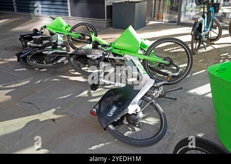 Vélos à la chaux électroniques mis au rebut vélos électriques causant un danger pour la sécurité sur le trottoir à Moorgate dans la ville de Londres Angleterre KATHY DEWITT Banque D'Images