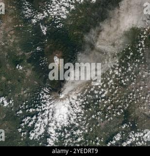 Puebla, Mexique. 29 octobre 2024. Popocatépetl, l’un des volcans les plus actifs du Mexique, a continué à cracher des gaz et des cendres presque quotidiennement, vu dans cette image capturée par Landsat 8, le 25 octobre 2024 en orbite terrestre. Crédit : Michala Garrison/NASA photo/Alamy Live News Banque D'Images