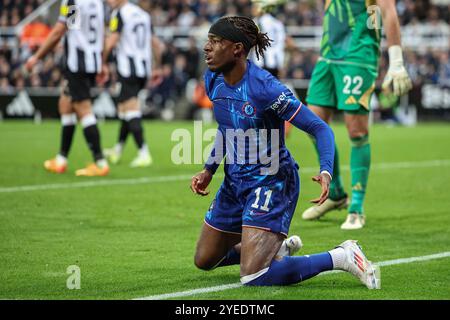Noni Madueke de Chelsea descend dans la zone pas de pénalité donnée lors de la Carabao Cup dernier 16 match Newcastle United vs Chelsea à James's Park, Newcastle, Royaume-Uni, 30 octobre 2024 (photo Mark Cosgrove/News images) Banque D'Images