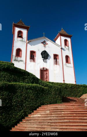 Igreja Matriz do Carmo à Serro, ville coloniale dans la campagne de l'état de Minas Gerais, Brésil. Célèbre pour la fabrication de fromage de la Serra da Canastra Banque D'Images
