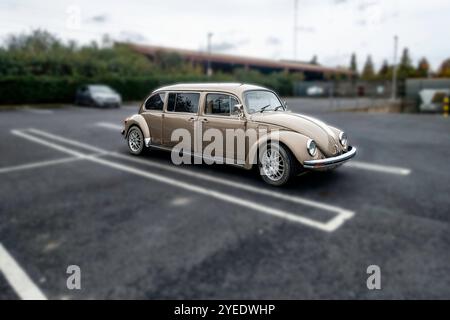 Une conversion en limousine extensible unique d'une Volkswagen Beetle classique garée dans un lot, présentant une carrosserie étendue et un design rétro. Banque D'Images