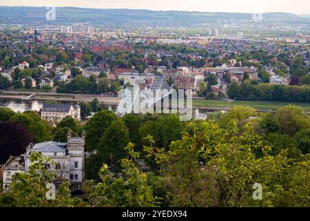 Blick auf die Elbbrücke Blaues Wunder - das ist der inoffizielle Name der Loschwitzer Brücke die in Dresden über die Elbe führt und die Stadtteile Blasewitz am linken und Loschwitz am rechten Ufer miteinander verbindet. *** Vue du pont de l'Elbe Blaues Wunder, qui est le nom officieux du pont de Loschwitz qui traverse l'Elbe à Dresde et relie les quartiers de Blasewitz sur la rive gauche et de Loschwitz sur la rive droite Banque D'Images