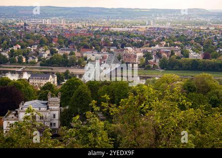 Blick auf die Elbbrücke Blaues Wunder - das ist der inoffizielle Name der Loschwitzer Brücke die in Dresden über die Elbe führt und die Stadtteile Blasewitz am linken und Loschwitz am rechten Ufer miteinander verbindet. *** Vue du pont de l'Elbe Blaues Wunder, qui est le nom officieux du pont de Loschwitz qui traverse l'Elbe à Dresde et relie les quartiers de Blasewitz sur la rive gauche et de Loschwitz sur la rive droite Banque D'Images