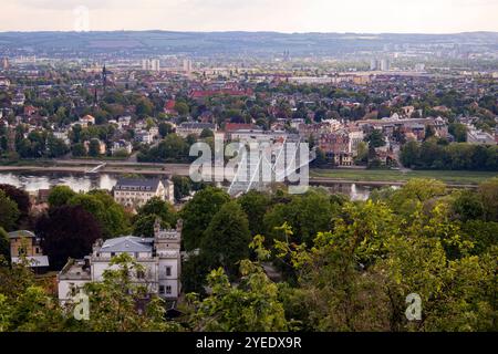 Blick auf die Elbbrücke Blaues Wunder - das ist der inoffizielle Name der Loschwitzer Brücke die in Dresden über die Elbe führt und die Stadtteile Blasewitz am linken und Loschwitz am rechten Ufer miteinander verbindet. *** Vue du pont de l'Elbe Blaues Wunder, qui est le nom officieux du pont de Loschwitz qui traverse l'Elbe à Dresde et relie les quartiers de Blasewitz sur la rive gauche et de Loschwitz sur la rive droite Banque D'Images