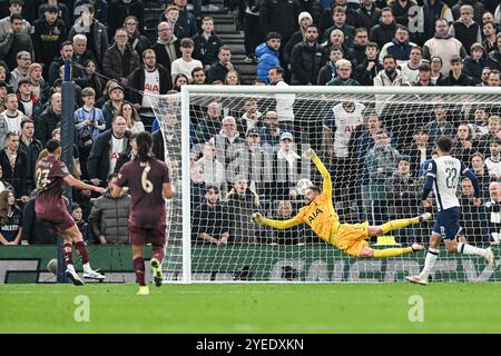 Tottenham Hotspur Stadium, Londres, Royaume-Uni. 30 octobre 2024. Carabao Cup dernier 16 Football, Tottenham Hotspur contre Manchester City ; Matheus Nunes de Manchester City marque après Guglielmo Vicario dans le but de Tottenham Hotspur à la 4e minute de temps supplémentaire dans la première mi-temps pour 2-1 crédit : action plus Sports/Alamy Live News Banque D'Images