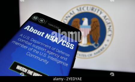 Téléphone portable avec le site Web de la National Security Agency (NSA) sur l'écran devant le logo. Concentrez-vous sur le coin supérieur gauche de l'écran du téléphone. Banque D'Images