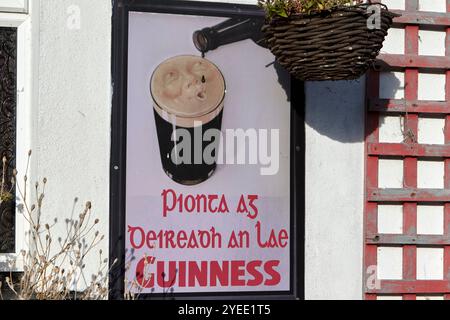 reproduction pinte à la fin de la journée vieilles affiches publicitaires en langue irlandaise traditionnelle, comté de donegal, république d'irlande pionta ag deireadh an Banque D'Images