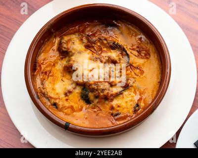 Moussaka égyptienne d'aubergines, sauce tomate et bœuf haché Banque D'Images