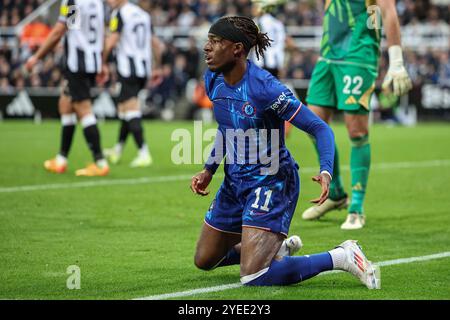 Newcastle, Royaume-Uni. 30 octobre 2024. Noni Madueke de Chelsea descend dans la zone sans pénalité donnée lors de la Carabao Cup dernier 16 match Newcastle United vs Chelsea à James's Park, Newcastle, Royaume-Uni, 30 octobre 2024 (photo Mark Cosgrove/News images) à Newcastle, Royaume-Uni le 30/10/2024. (Photo de Mark Cosgrove/News images/SIPA USA) crédit : SIPA USA/Alamy Live News Banque D'Images