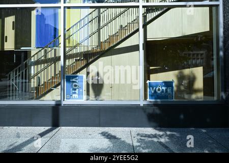 Washington, États-Unis. 30 octobre 2024. Un panneau de vote anticipé à Washington, DC le mercredi 30 octobre 2024. (Photo de Annabelle Gordon/Sipa USA) crédit : Sipa USA/Alamy Live News Banque D'Images