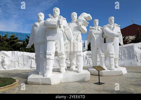 Monument pétrolier de l'ère soviétique à Neft Daslari dans la mer Caspienne Banque D'Images