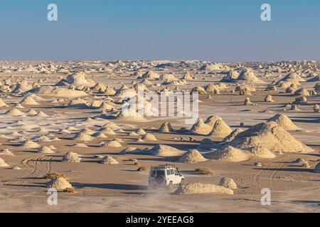 Parc national du désert blanc, Al Farafra, Nouvelle vallée, Égypte. Monticules et sable dans le désert blanc de l'ouest de l'Egypte. Banque D'Images