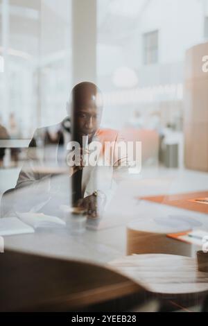 Homme d'affaires chauve travaillant dans le bureau Banque D'Images