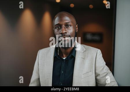 Portrait de professionnel masculin chauve mature confiant en vêtements d'affaires Banque D'Images